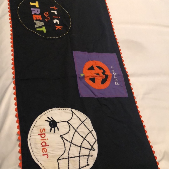 POTTERY BARN KIDS HALLOWEEN TABLE RUNNER - Picture 10 of 15
